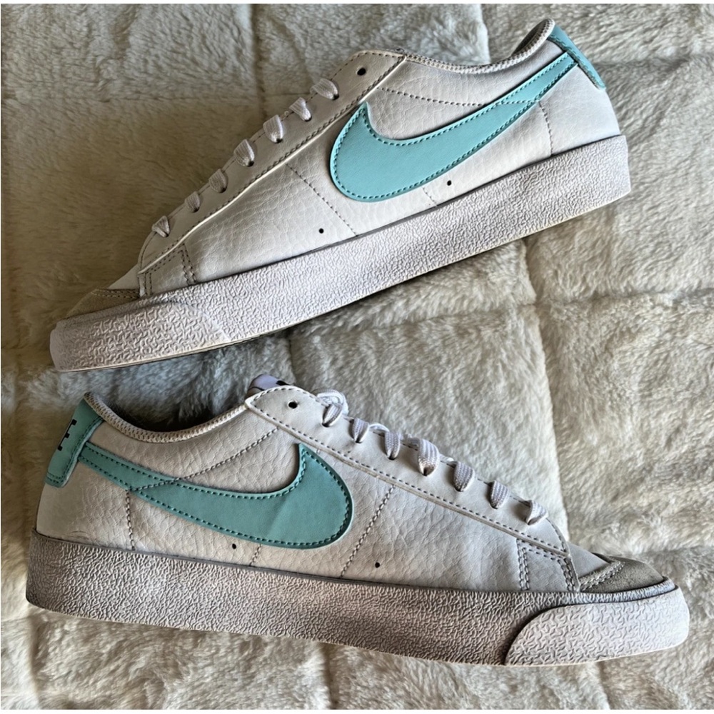 Nike Women's Sneakers in White and Aqua